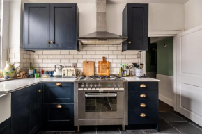 Grand Central Sleeps 6 - Short Stays UK Ltd